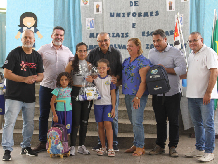 Cerimônia de entrega de Uniformes e Material Escolar 2024: Emef Salvador Zacharias Pereira Júnior