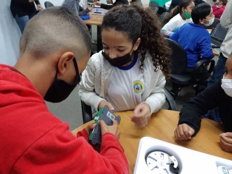 ﻿ Hortolândia realiza aula experimental de Robótica com estudantes da rede municipal