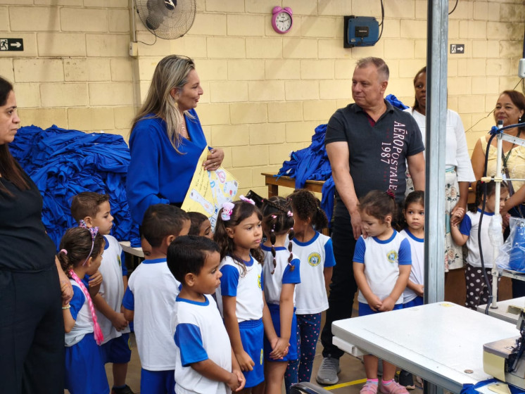 Estudantes de Hortolândia visitam Centro de Qualificação Profissional da Prefeitura onde uniformes escolares são feitos
