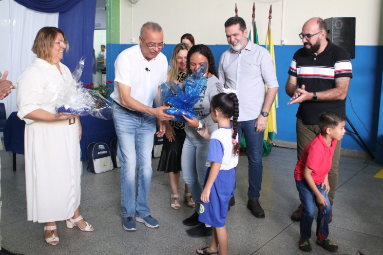 Em cerimônia de entrega de kits escolares, prefeito anuncia meta de fazer de Hortolândia polo da educação