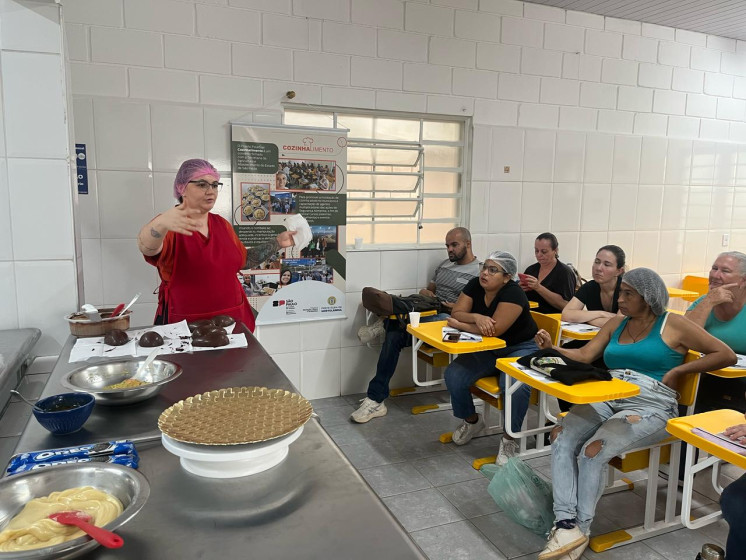 Oficina de ovos de chocolate capacita moradores para que empreendam na Páscoa