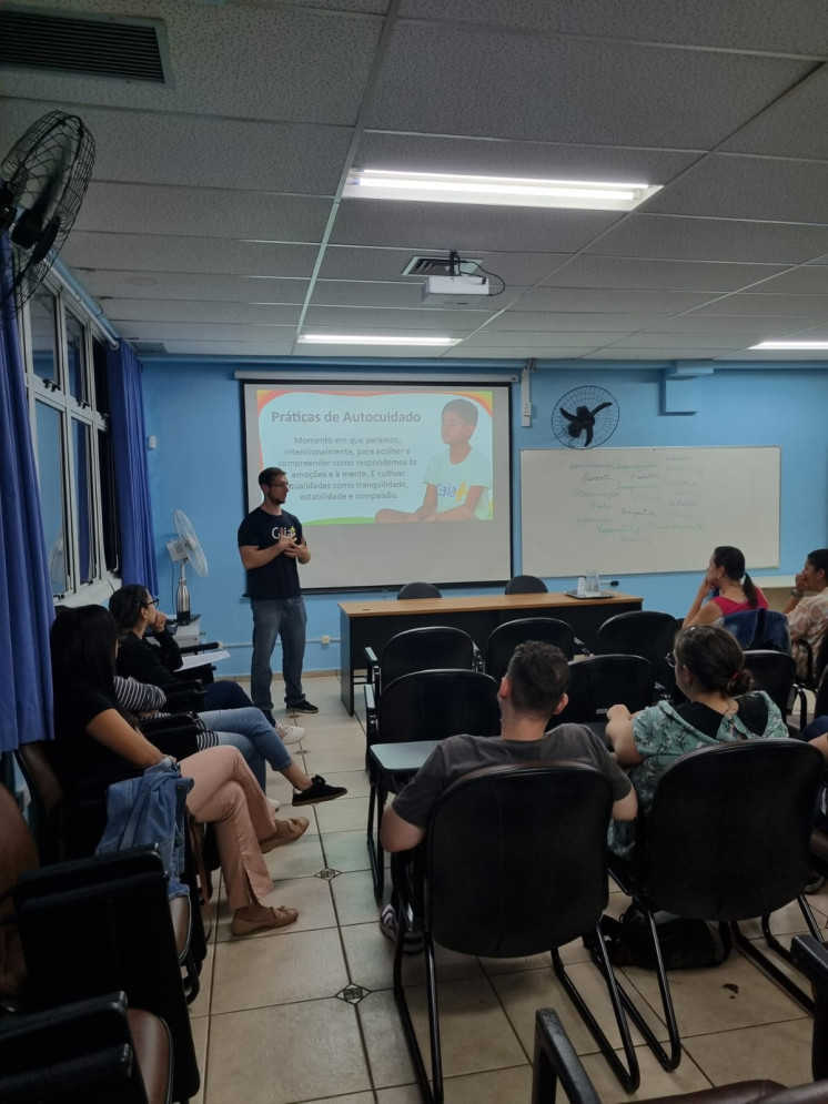 Professores de Inglês da rede municipal participam de formação sobre saúde emocional e autocuidado