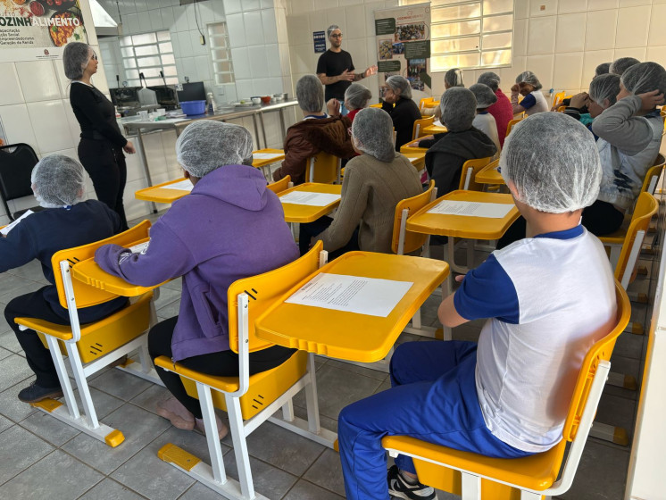 Estudantes da EMEF Zilda Arns aprendem sobre alimentação saudável em oficina de bolo de chocolate com abobrinha
