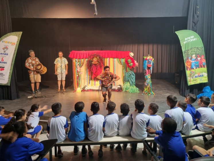 Espetáculo sobre “heróis do folclore brasileiro” encanta encanta estudantes municipais