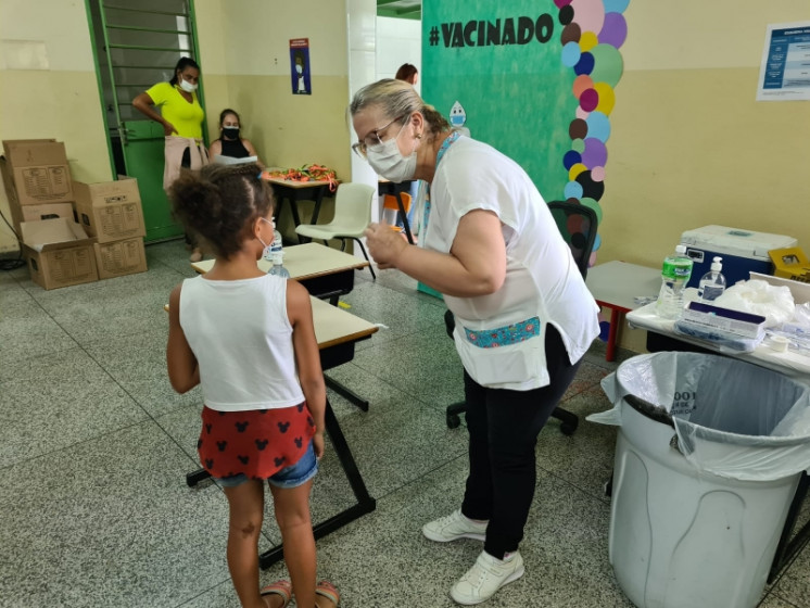 Crianças até 11 anos que perderam prazo da segunda dose de Coronavac podem tomar vacina nas escolas, durante mutirão