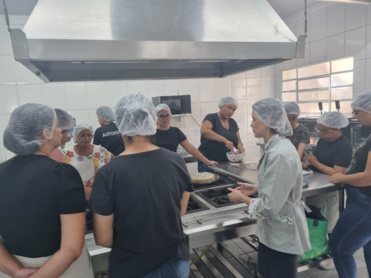 Cozinha Escola da Prefeitura capacita nova turma de aprendizes