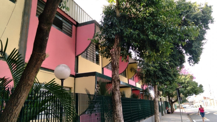 Reforma na Emef Tarsila confere cores vibrantes à fachada da escola que leva o nome de pintora brasileira
