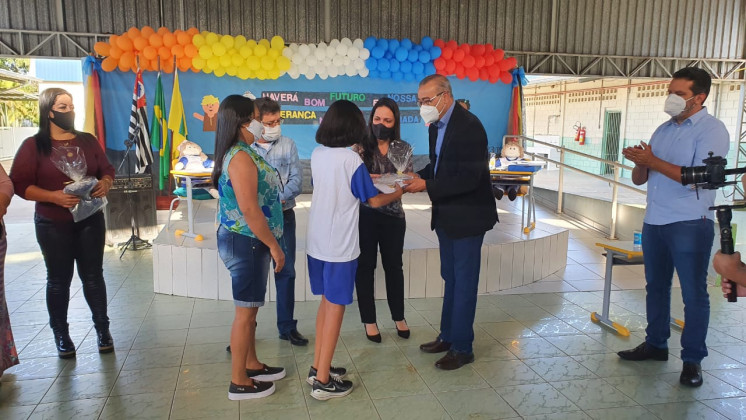 Cerimônia marca entrega oficial de uniformes às escolas da rede municipal