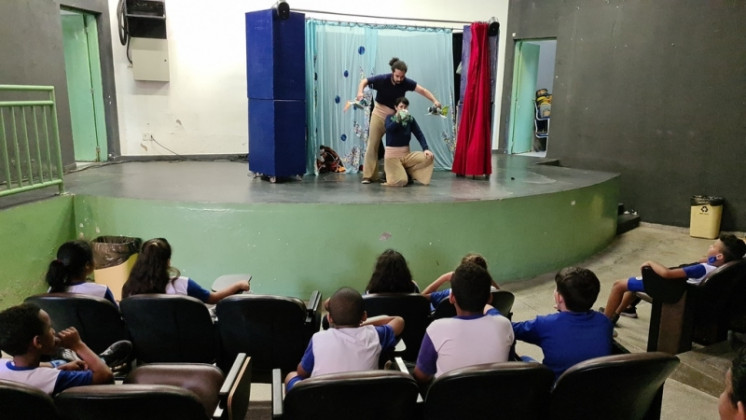 Companhia BuZum! ensina a estudantes de Hortolândia respeito à natureza em peça teatral