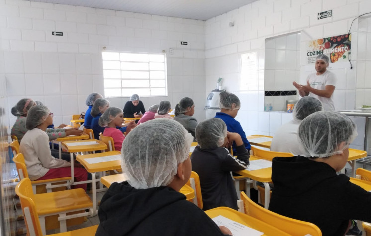 Prefeitura promove oficinas de alimentação saudável para estudantes da Emef Zilda Arns Neumann