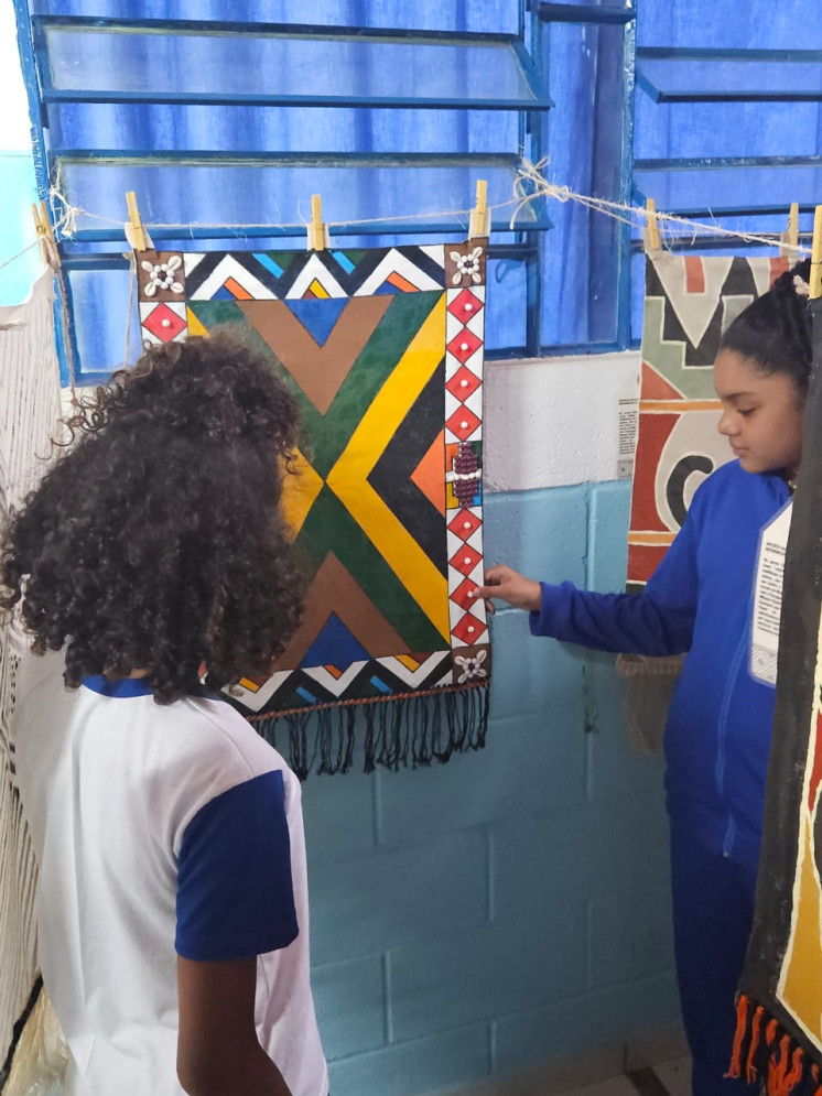 Hortolândia leva cultura africana e indígena às escolas municipais com exposição itinerante