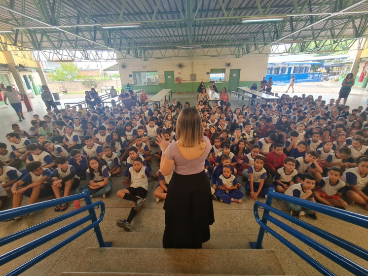 Autora de livro infantil sobre bullying visita escolas de Hortolândia