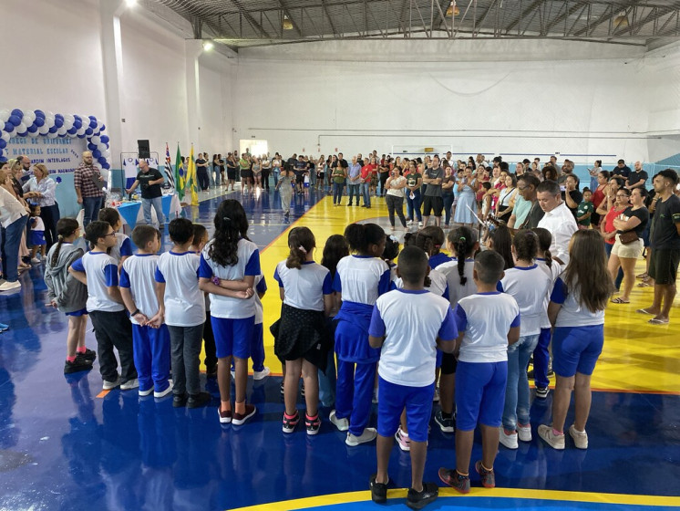 Reformada, quadra da Emeb Richard Naumann é palco da entrega de kits escolares em Hortolândia