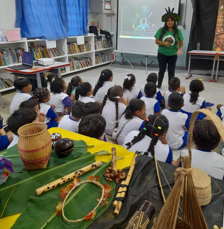 Estudantes da rede municipal participam de diálogo sobre cultura indígena contemporânea
