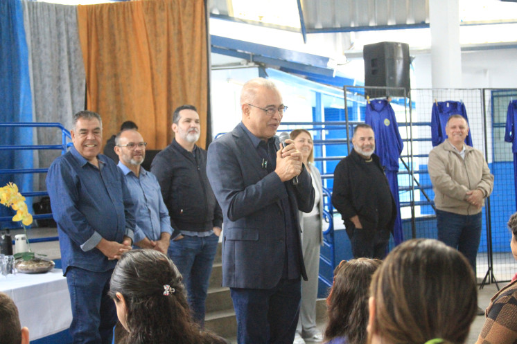Estudantes começam a receber kits de uniformes escolares de inverno