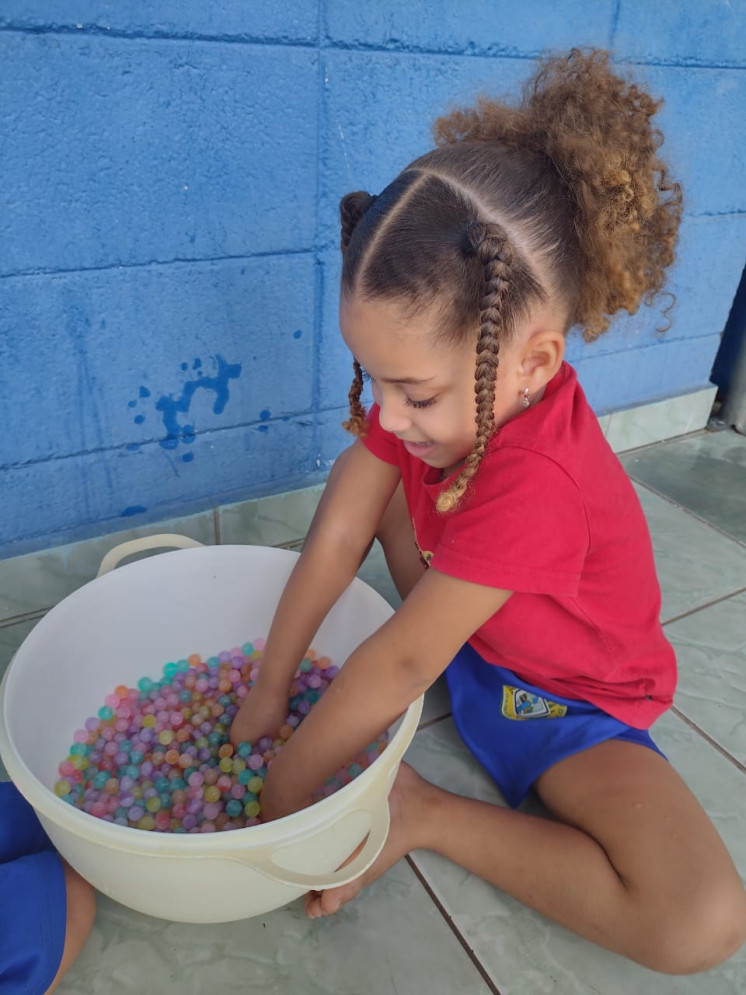 Um Mundo de Sensações: Aprendendo com o Toque, o Som e as Cores